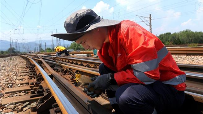 台灣新聞通訊社-50公斤設備+35℃體感溫度+52℃軌溫 陸高鐵「鋼軌醫師」日常