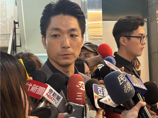 台灣新聞通訊社-白海豚來襲全力防颱!蔣萬安父親節泡湯 曝兒子暖心舉動