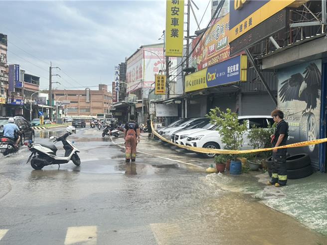 台灣新聞通訊社-新北新樹路、大安路口破裂滲黃水 702戶無預警停水