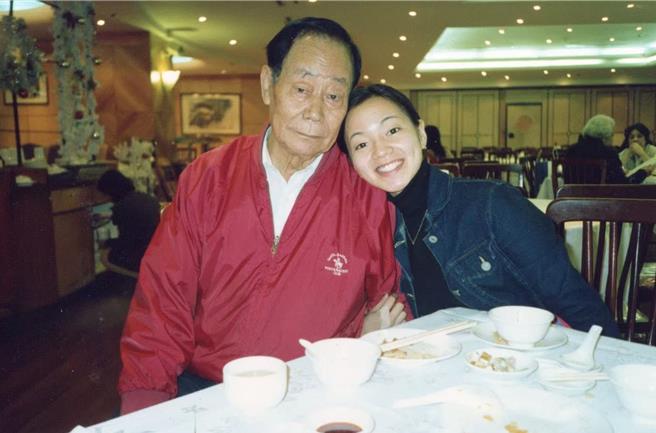 台灣新聞通訊社-阿雅悲憶亡父「我們還會再見」泣喊我愛你 網友淚崩