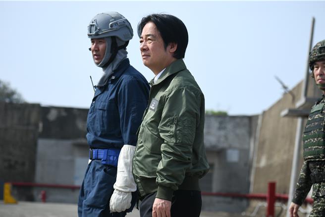 台灣新聞通訊社-漢光42》登光六快艇視導「濱海作戰」 賴清德：強化海軍海巡協同默契