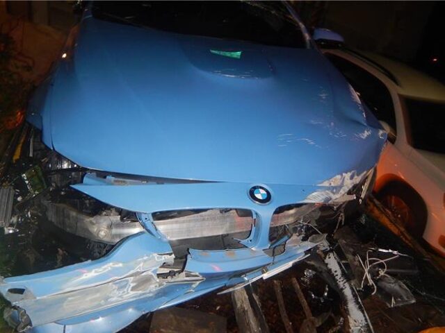 台灣新聞通訊社-台74線驚魂！ BMW男疑競速撞護欄「四輪朝天」車頭全毀