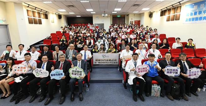 台灣新聞通訊社-智慧藥櫃減工50％、生成式AI衛教成效翻倍！新竹台大分院推科技留才