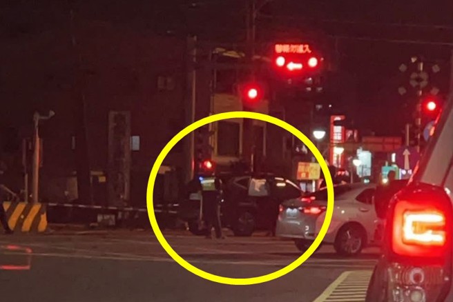 台灣新聞通訊社-快訊》台南休旅車自撞卡平交道！ 台鐵班次恐「大卡關」