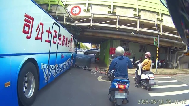 台灣新聞通訊社-北市觀光巴士「被開罐頭」! 撞成功橋卡死 釀潭美街塞爆