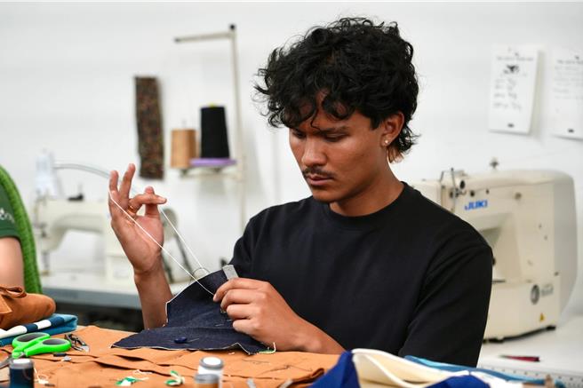 台灣新聞通訊社-服飾品牌試圖用針線贏得Z世代的青睞