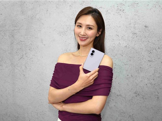 台灣新聞通訊社-深度實測》三星護照比例Fold8摺疊機 5大優點3缺點
