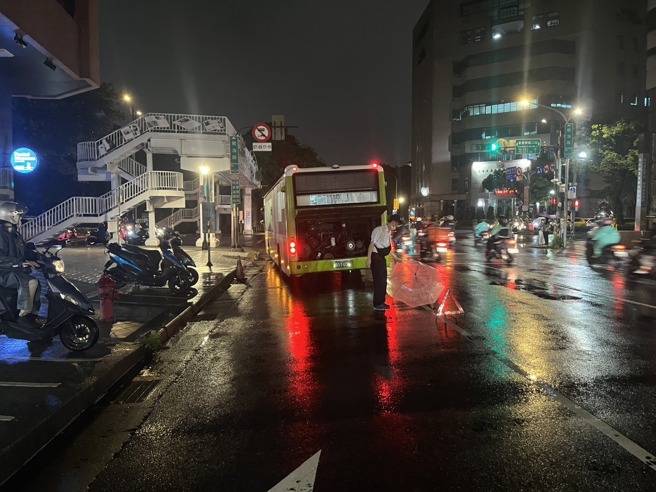 台灣新聞通訊社-下班卡住了!公車南海路「顧路」 警揪實習生+騎士推車救援
