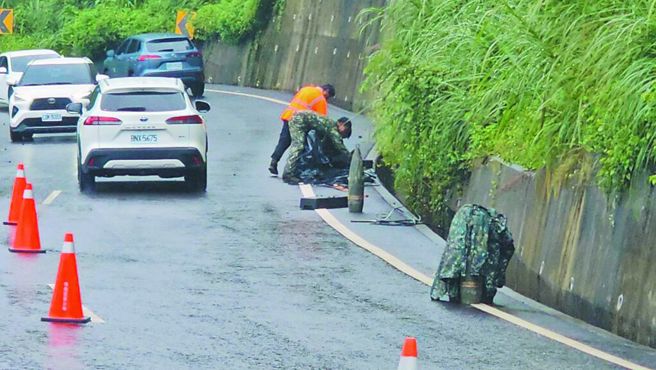 台灣新聞通訊社-8吋榴彈滑落路面 在地立委質疑：讓第一線弟兄善後？