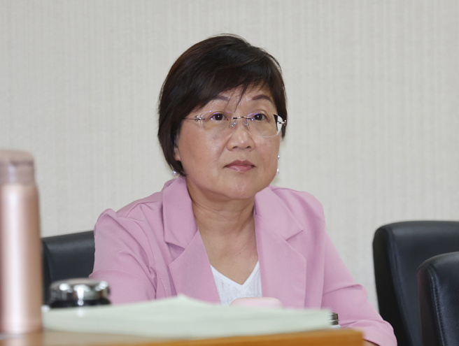 台灣新聞通訊社-徐佳青認兒登東沙島違規 粉專嗆:公務出國都在幹嘛