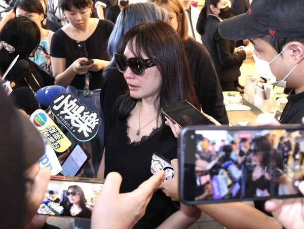 台灣新聞通訊社-王俐人送別王凱哭到中斷訪問！雙眼紅腫自責「沒有主動約」