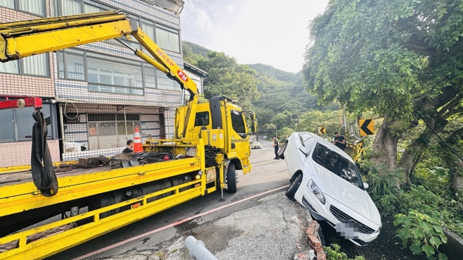 台灣新聞通訊社-九份山路過彎失誤!自小客卡邊坡險翻落 瑞芳警迅速排除