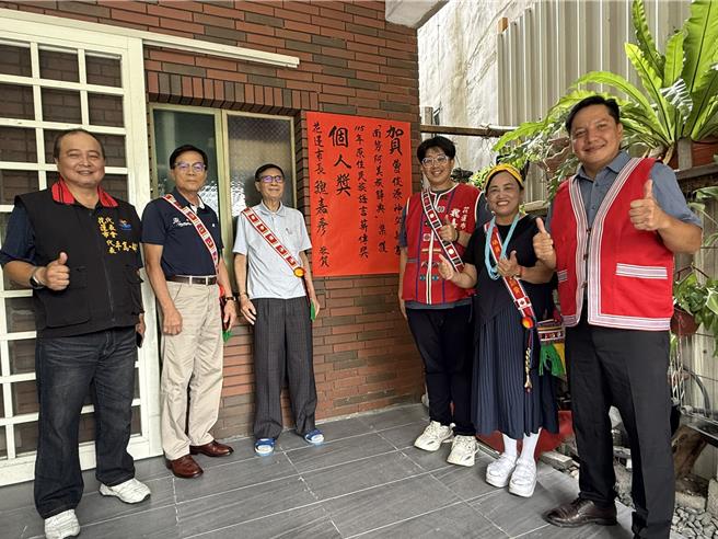 台灣新聞通訊社-奉獻花蓮數十年!87歲曾俊源神父獲薪傳獎 市長貼紅榜道賀