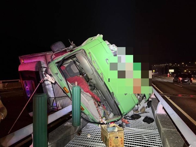 台灣新聞通訊社-國1后里段深夜驚魂!大貨車爆胎側翻零件噴飛 雙向17車遭殃