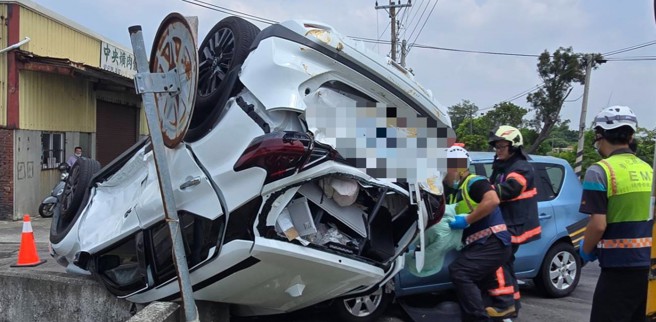 台灣新聞通訊社-彰化線西兩車巷口對撞 白車「烏龜翻」差點掉水溝