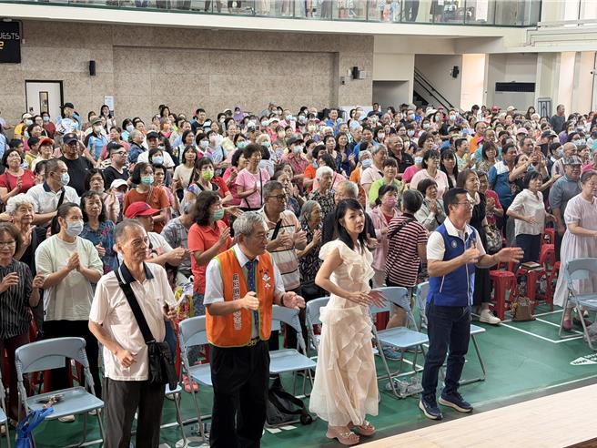 台灣新聞通訊社-「讓爺奶成為心中的寶」公益演唱會觀音登場 逾千位長輩載歌載舞
