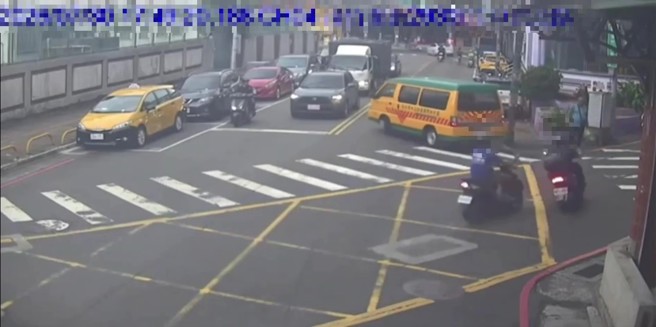 台灣新聞通訊社-三重驚險車禍!路口左轉遭撞又挨追撞 肇事騎士落跑下場慘了