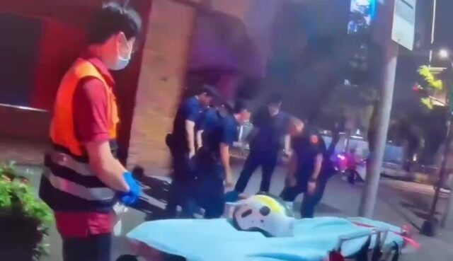 台灣新聞通訊社-北市男酒後「肉身擋車」醉鬧街頭　警火速壓制抬上救護車