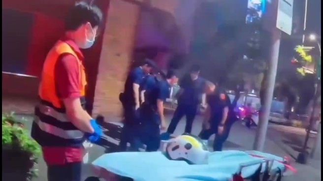 台灣新聞通訊社-北市男酒後「肉身擋車」醉鬧街頭 警火速壓制抬上救護車