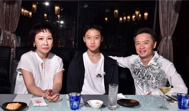 台灣新聞通訊社-《五燈獎》最美主持人同框185公分帥兒 相中百萬名畫何豪傑漏氣買不起