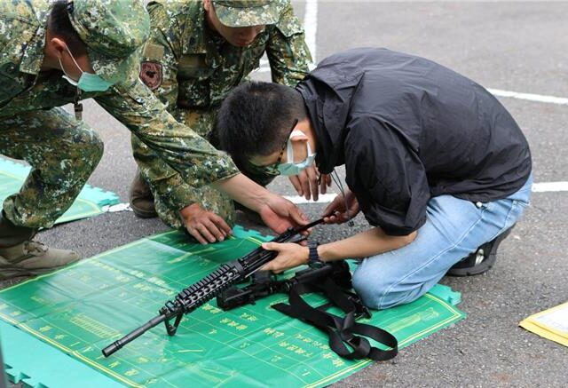 台灣新聞通訊社-陸軍137旅今啟動全旅教召   獲裝美援M4卡賓槍大驚喜