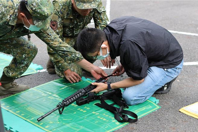 台灣新聞通訊社-陸軍137旅今啟動全旅教召 獲裝美援M4卡賓槍大驚喜