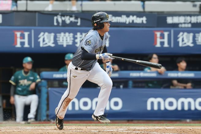 台灣新聞通訊社-中職》富邦悍將脫離下半季墊底 孔念恩目標下修單季80安
