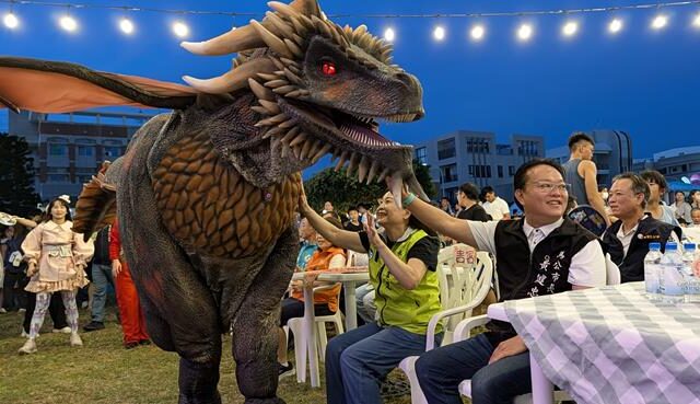 台灣新聞通訊社-恐龍大鬧馬公夏夜！6.5米異特龍霸氣壓場  親子秒闖侏羅紀