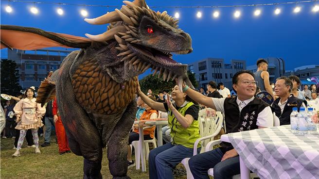 台灣新聞通訊社-恐龍大鬧馬公夏夜!6.5米異特龍霸氣壓場 親子秒闖侏羅紀