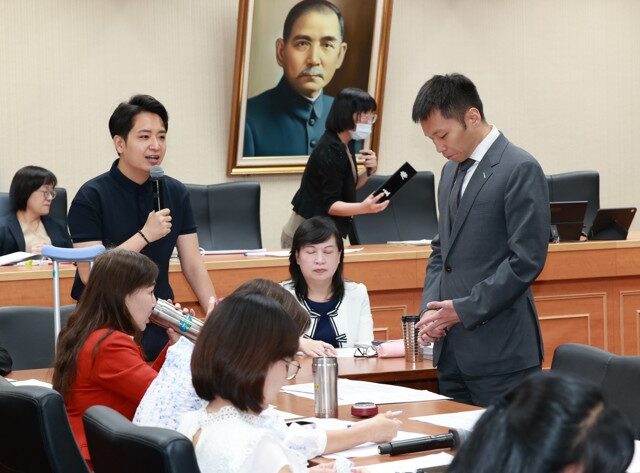 台灣新聞通訊社-李洋被綠委罰站   侯漢廷：成為民進黨政治收割祭品