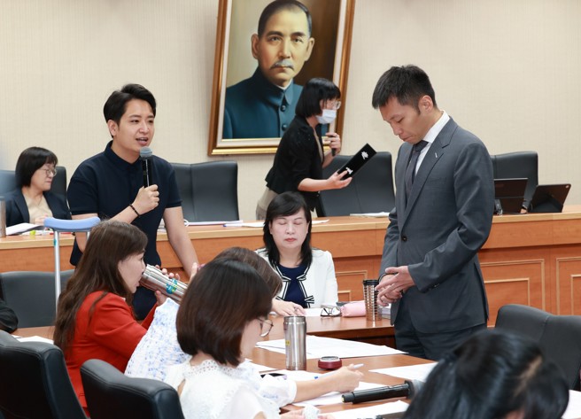 台灣新聞通訊社-李洋被綠委罰站 侯漢廷:成為民進黨政治收割祭品