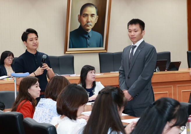 台灣新聞通訊社-李洋立院「罰站」照瘋傳首回應 網：有圖有真相