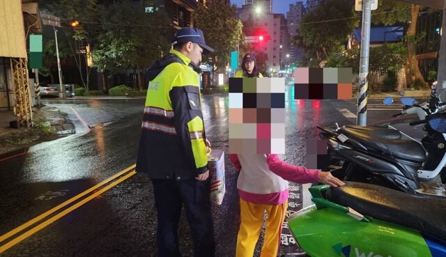 台灣新聞通訊社-波麗士好記性！阿嬤1個月2度迷途 警一眼認出護送返家