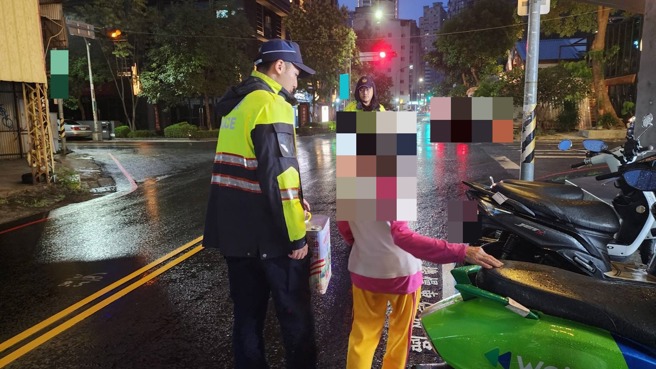 台灣新聞通訊社-波麗士好記性!阿嬤1個月2度迷途 警一眼認出護送返家