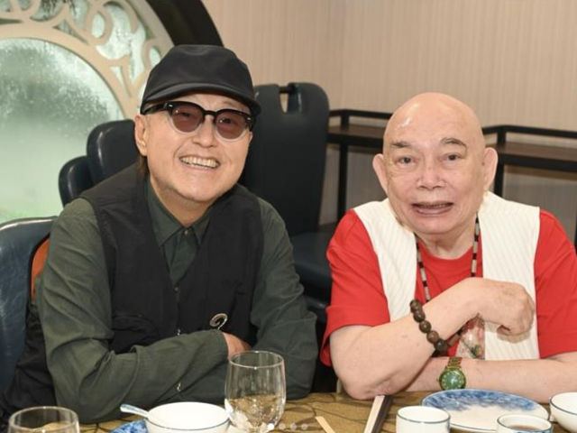 台灣新聞通訊社-暌違多年師兄弟同框慶祝！《少林足球》黃一飛84歲模樣曝光