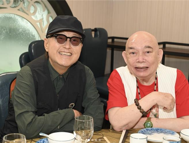 台灣新聞通訊社-暌違多年師兄弟同框慶祝!《少林足球》黃一飛84歲模樣曝光
