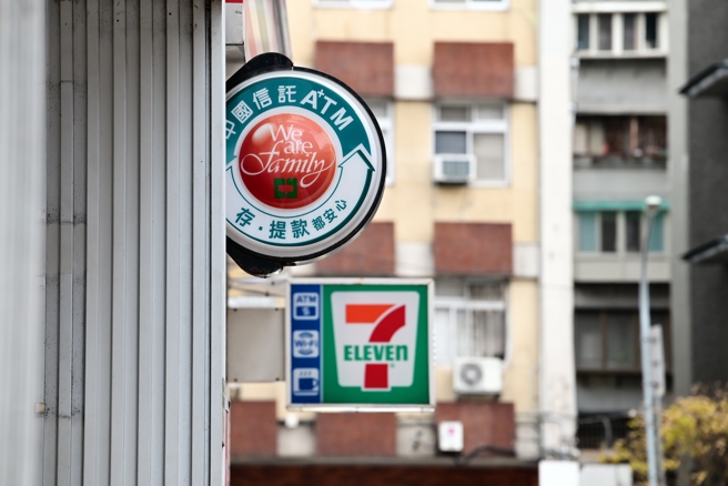 台灣新聞通訊社-阿伯「手顫抖」按超商事務機 暖舉曝光 22萬台、日網友淚讚