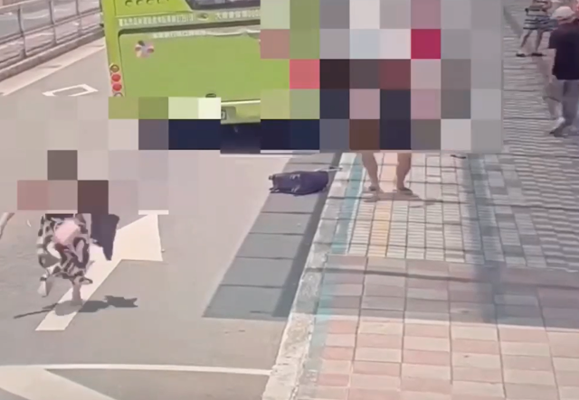 台灣新聞通訊社-北車前暴力畫面曝！他嫌女碎碎念當街追打 美籍男見義勇為衝上前