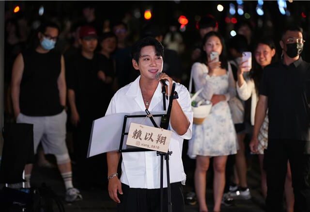 台灣新聞通訊社-韓國歌王突襲信義區街頭開唱 模仿朴寶劍神情嗨唱〈愛我別走〉