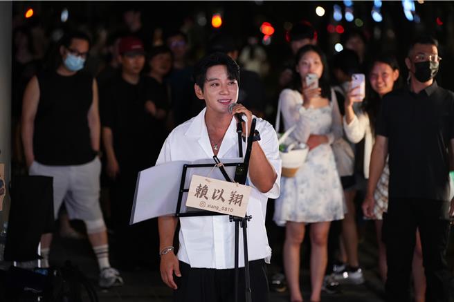 台灣新聞通訊社-韓國歌王突襲信義區街頭開唱 模仿朴寶劍神情嗨唱〈愛我別走〉