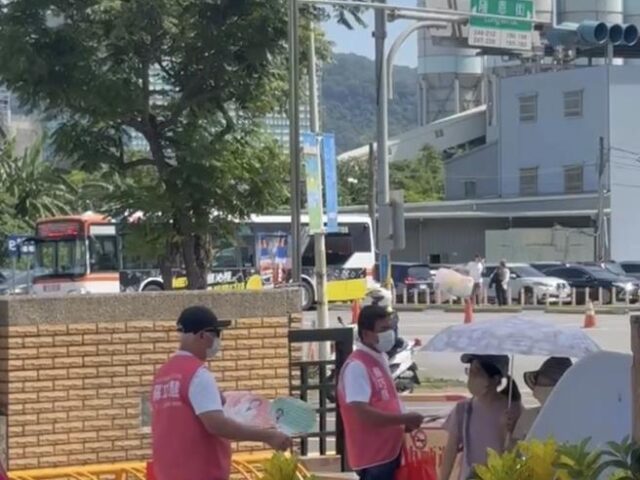 台灣新聞通訊社-影》何元楷踢爆蘇巧慧違規造勢 文化園區內發放競選文宣