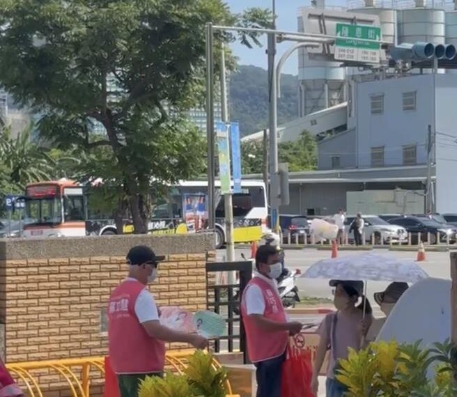 台灣新聞通訊社-影》何元楷踢爆蘇巧慧違規造勢 文化園區內發放競選文宣