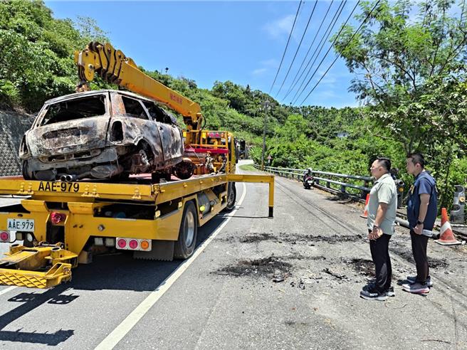 台灣新聞通訊社-台11線過彎失控摔10米深邊坡 車突起火燒到剩骨架 花蓮男傷重不治
