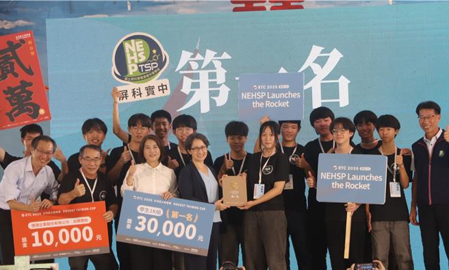台灣新聞通訊社-屏科實中奪火箭競賽冠軍 蕭美琴頒獎:我繼續做你們的啦啦隊