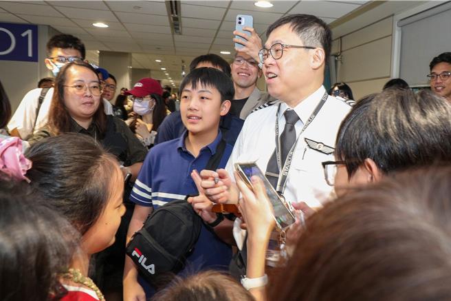 台灣新聞通訊社-星宇航空首航布拉格 張國煒親駕A350-1000飛歐洲