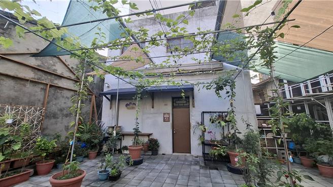 台灣新聞通訊社-登革熱廢墟變爆紅景點!台南「高校長的家」賣輕食翻轉變亮點