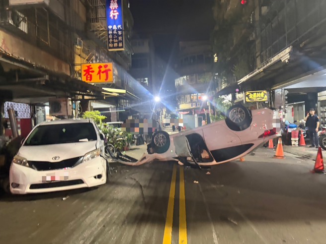 台灣新聞通訊社-三重驚傳毒駕翻車! 男載女自撞路邊車四輪朝天