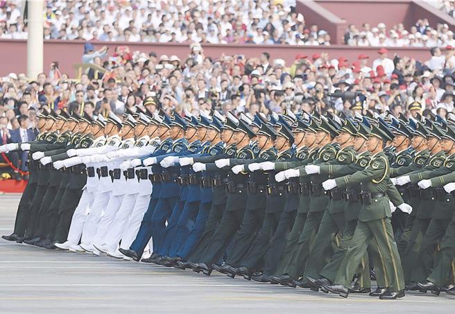 台灣新聞通訊社-建軍節看共軍高層大洗牌 兩國防部長同判死緩 百名將領消失 52%遭波及