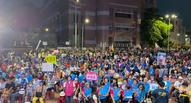 台灣新聞通訊社-柯志恩楠梓廟口開講大爆場 他揭賴瑞隆場子驚人人數