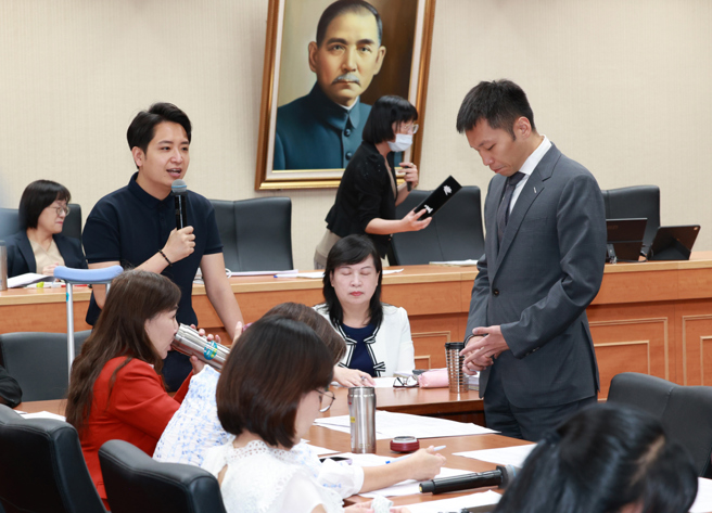 台灣新聞通訊社-李洋立院被綠委「罰站」 翁履中看完影片驚吐8字